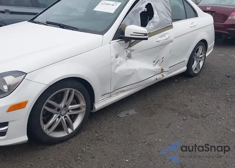 2013 Mercedes-Benz C 300 Luxury 4Matic/Sport 4Matic z USA, uszkodzony, nr VIN WDDGF8ABXDR289262